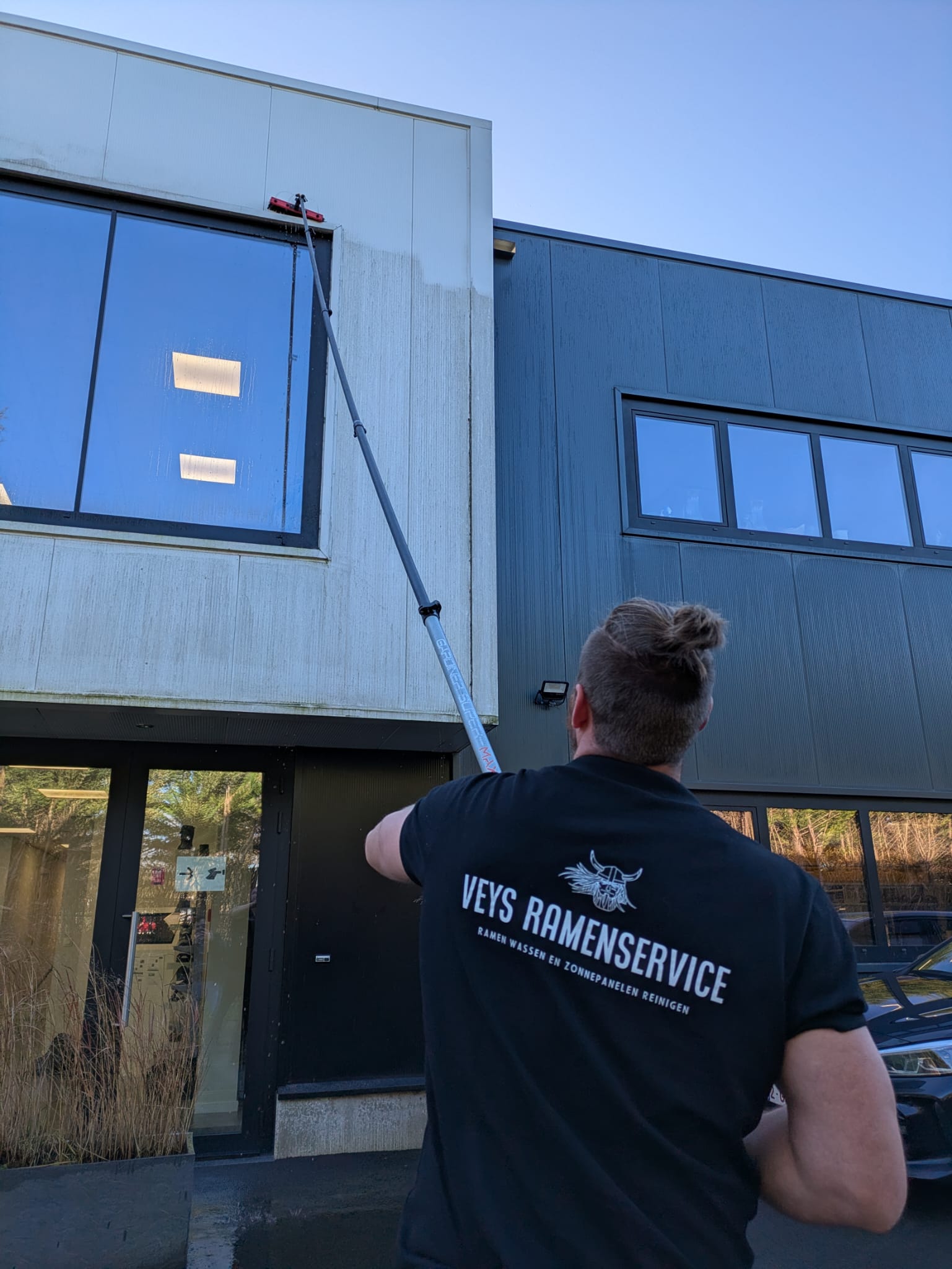 Zaakvoerder van Veys Ramenservice werkt zelf mee