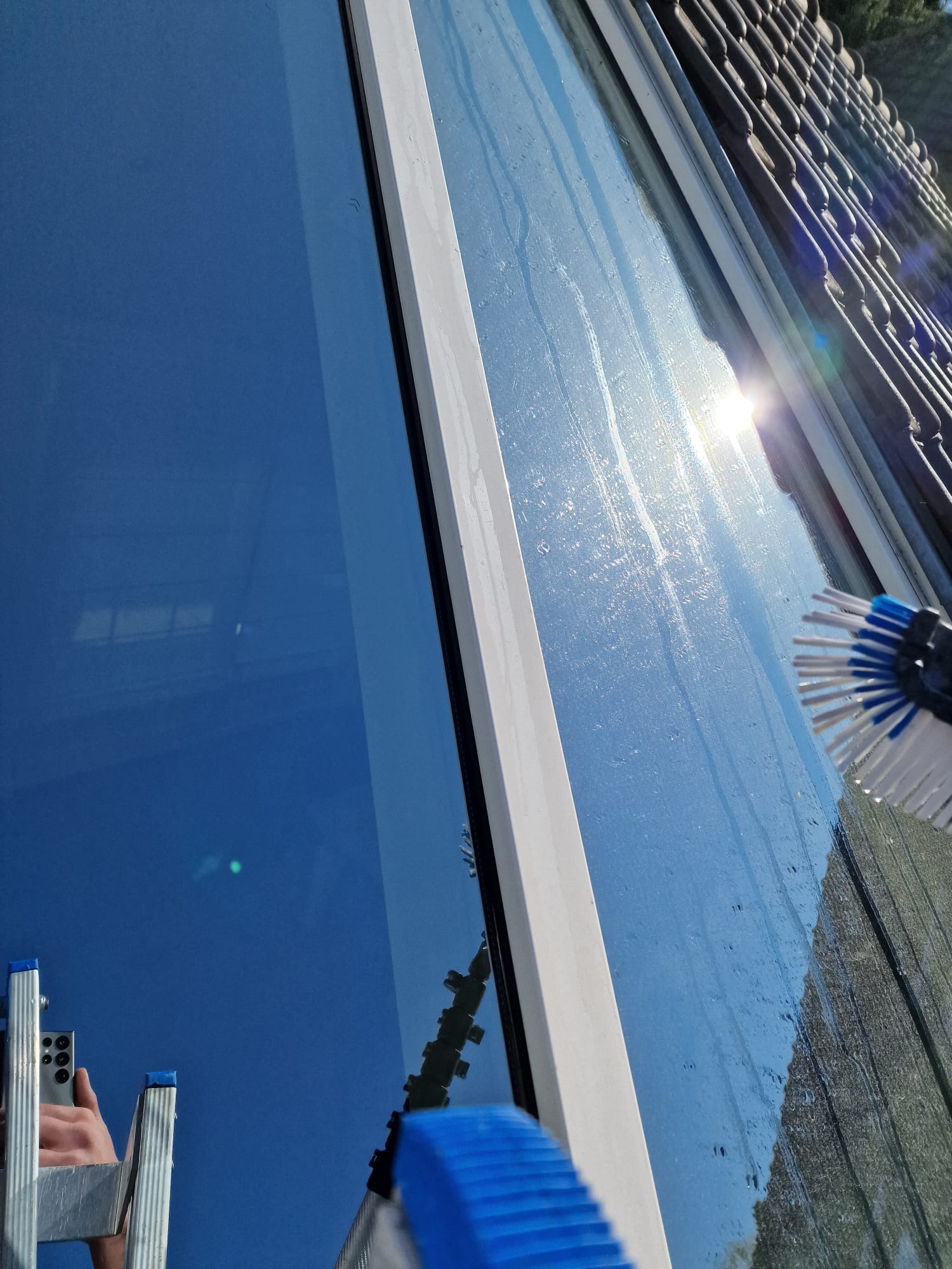 Blauwe glasbewassing met osmoseborstel door Veys Ramenservice